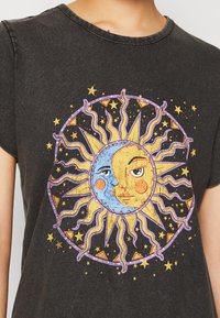 ONLY ONLLUCY LIFE REG S/S JRS NOOS - Triko s potiskem - black half sun/half moon