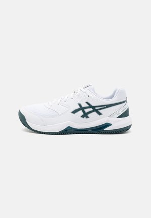 Pantofii sport albi cu o suprafață texturată, având un logo și accente de culoare verde închis, o talpă căptușită și o limbă din plasă respirabilă.
