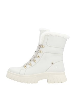 Weißer Kunstleder-Ankle-Boot mit Fellfutter, grauen Schnürsenkeln, goldfarbigen Ösen und einer klobigen Sohle mit vertikalen Rillen.