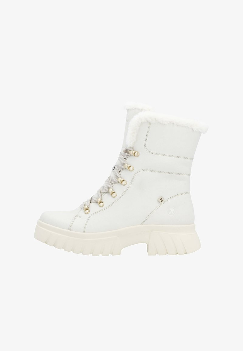 Weißer Kunstleder-Ankle-Boot mit Fellfutter, grauen Schnürsenkeln, goldfarbigen Ösen und einer klobigen Sohle mit vertikalen Rillen.