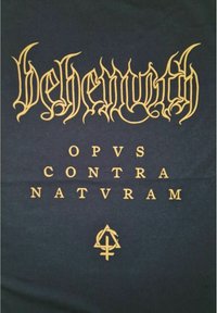 Camisa de algodón negra con texto gótico dorado que dice "behemoth OPVS CONTRA NATVRAM", con un símbolo distintivo debajo.