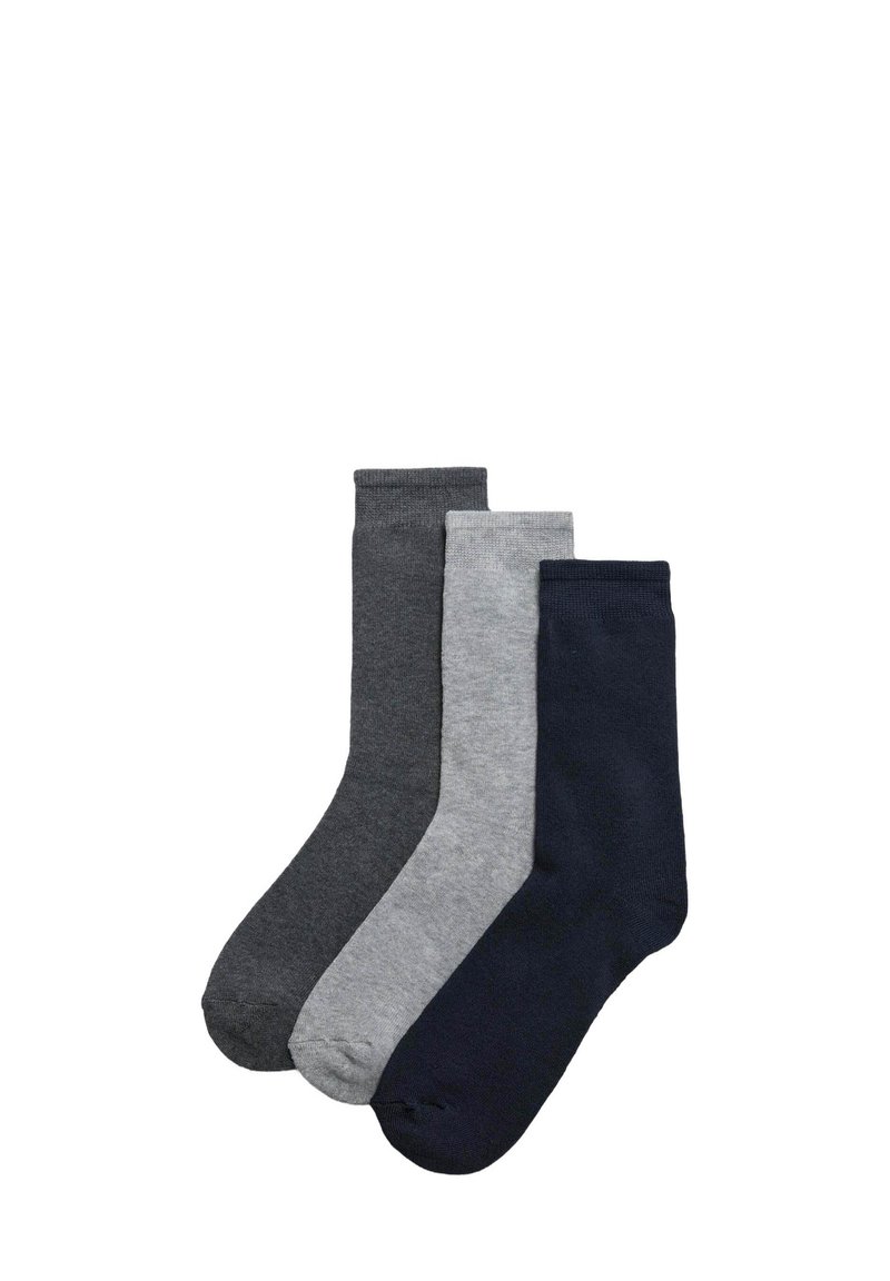 Tres pares de calcetines en gris oscuro, gris claro y azul marino. Hechos de material suave, con una textura lisa y puños acanalados.