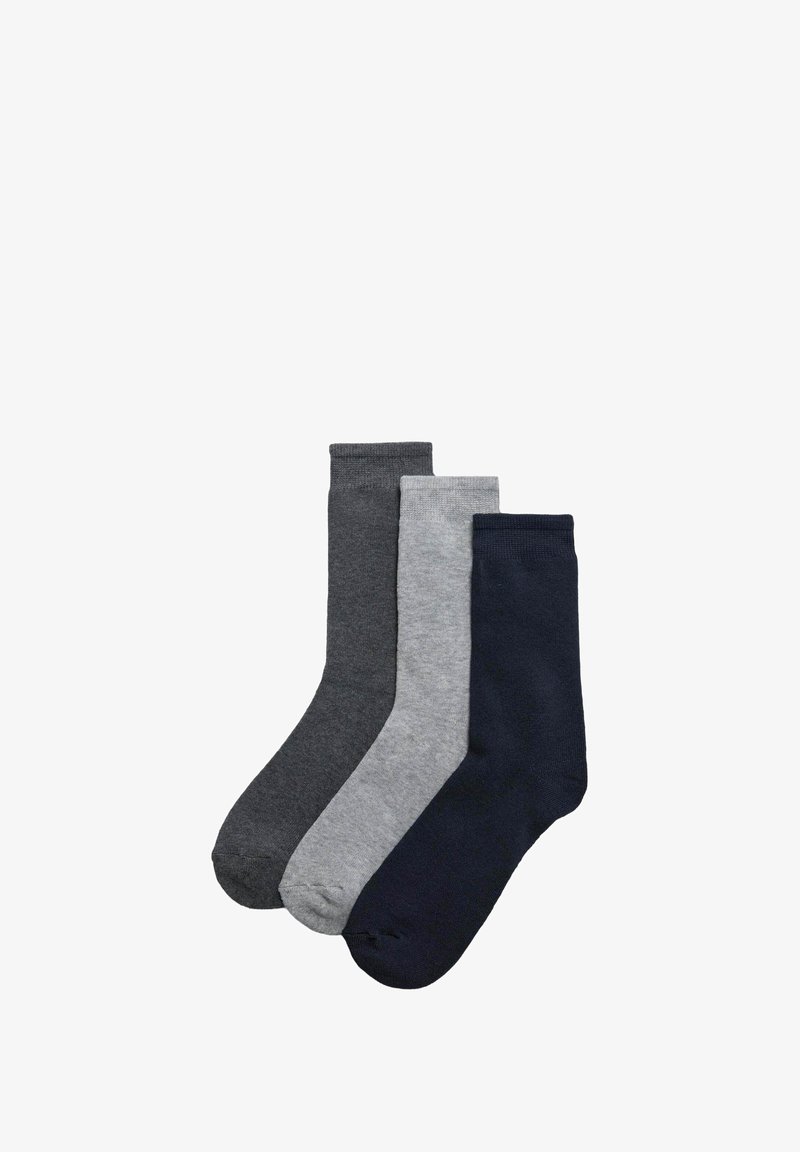 Tres pares de calcetines en gris oscuro, gris claro y azul marino. Hechos de material suave, con una textura lisa y puños acanalados.