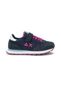 Scarpa da ginnastica blu navy con tomaia in pelle scamosciata, lacci rosa e cinturino in Velcro. Presenta un tallone bianco, dettagli blu e una suola rosa per una maggiore aderenza.