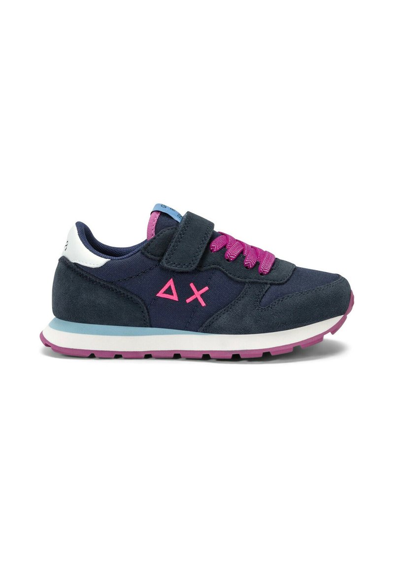 Scarpa da ginnastica blu navy con tomaia in pelle scamosciata, lacci rosa e cinturino in Velcro. Presenta un tallone bianco, dettagli blu e una suola rosa per una maggiore aderenza.