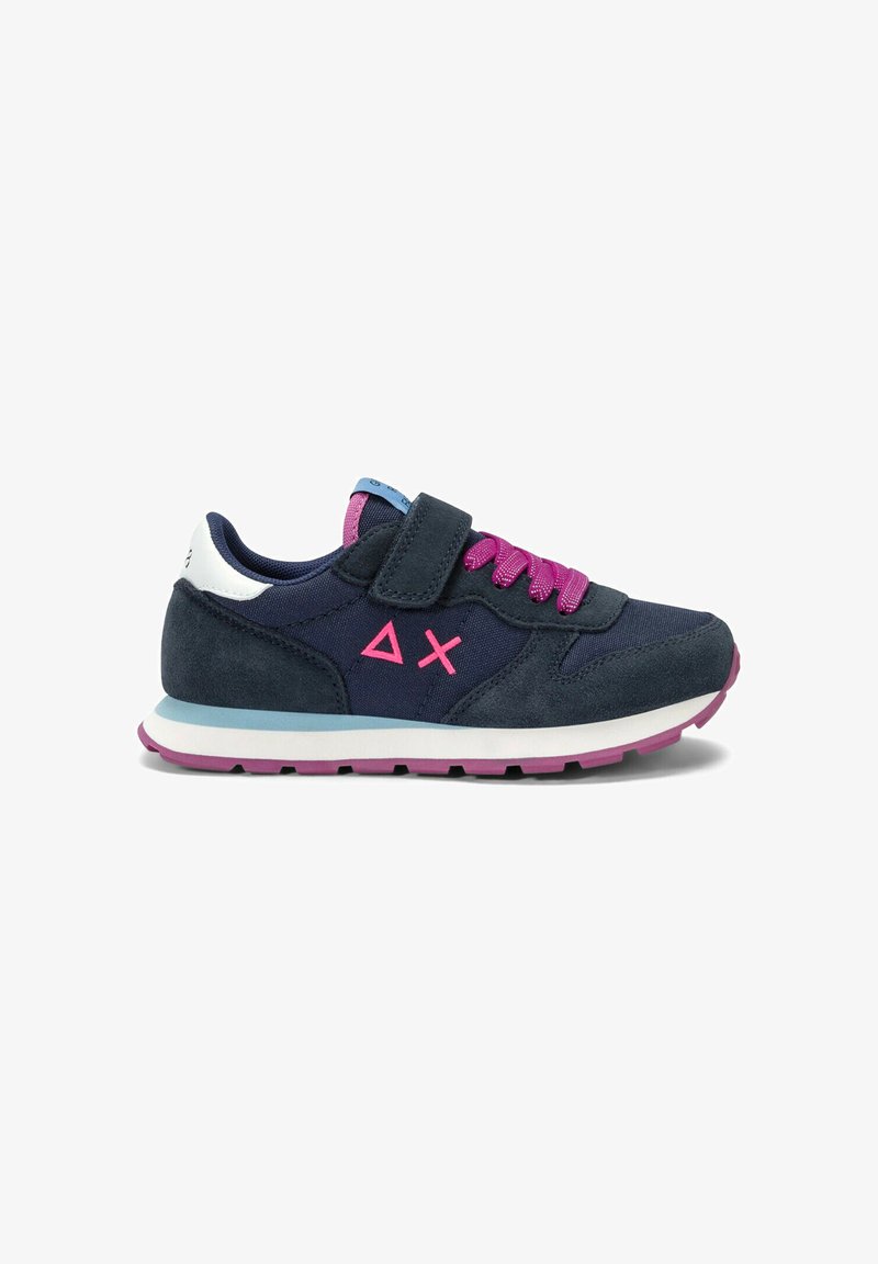 Scarpa da ginnastica blu navy con tomaia in pelle scamosciata, lacci rosa e cinturino in Velcro. Presenta un tallone bianco, dettagli blu e una suola rosa per una maggiore aderenza.