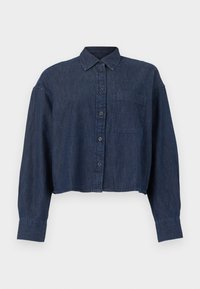 Μπλε σκουρόχρωμο cropped πουκάμισο από denim με μακριά μανίκια, κουμπιά στο μπροστινό μέρος, γιακά και μια τσέπη στο στήθος, σε λευκό φόντο.