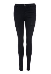 Pantalones negros ajustados de mezclilla, con bolsillos frontales y bolsillos laterales estilo cargo. La tela es suave y con un ligero stretch.
