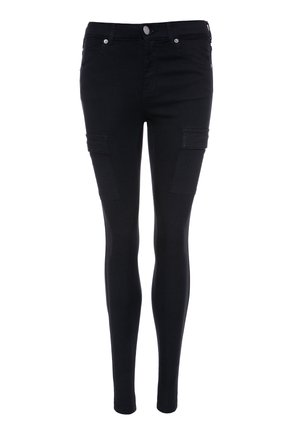 Černé slim-fit kalhoty vyrobené z denimu, s předními kapsami a bočními kapsami ve stylu cargo. Tkanina je hladká s mírným elastickým efektem.