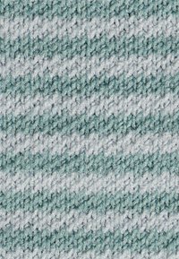 Tessuto con un design a maglia che presenta strisce alternate di verde chiaro e grigio. La texture appare morbida con una finitura leggermente pelosa.