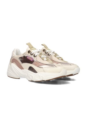 Des baskets épaisses avec un dessus en cuir crème et beige, des accents métalliques et une semelle en caoutchouc blanche. Présente un laçage bien visible et une marque.