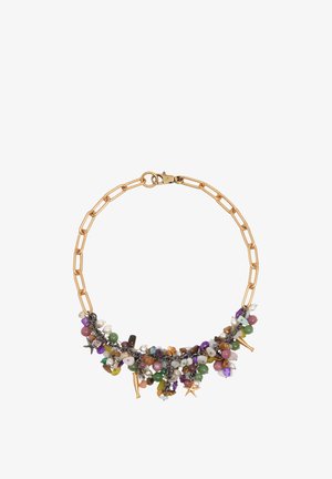 Collar grueso de cadena dorada con piedras multicolores, perlas y pequeños amuletos que incluyen formas de estrella de mar y coral agrupados en la parte delantera.