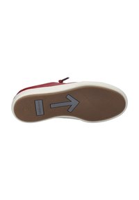 Sneaker in pelle rossa con suola in gomma bianca. Presenta una suola esterna marrone texturizzata e un dettaglio a freccia grigia direzionale.