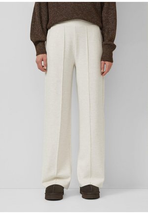 - Spodnie treningowe