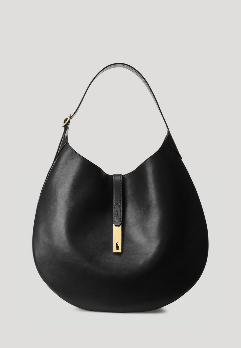 Saco hobo de couro preto com uma textura suave, forma curvas e uma alça única para o ombro. Apresenta ferragens em tom dourado e um detalhe com o logotipo.