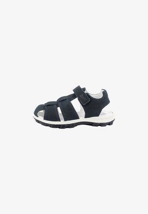 Sandalo da bambino nero con punta chiusa, tre cinturini e suola bianca, con cinturino in velcro alla caviglia per una calzata regolabile.