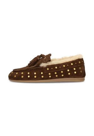 Bruine suède loafer met gouden studs, kwastjes bovenop en een zachte witte bontvoering aan de binnenkant, zijaanzicht op een witte achtergrond.