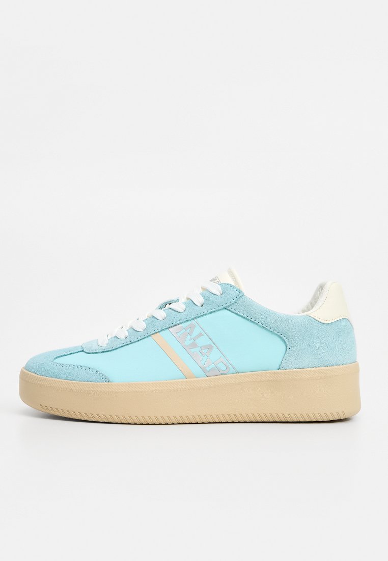 Zapatillas deportivas azul claro con parte superior de ante, acentos en crema, cordones planos, suela de goma beige y un logo impreso en el lateral.