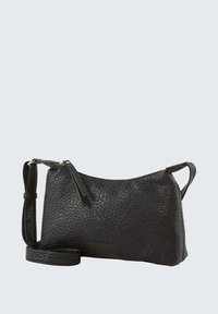 Borsa a spalla in pelle nera con finitura testurizzata. Caratterizzata da una lunga tracolla regolabile e un design minimalista. Nessun elemento in metallo visibile.
