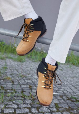 Timberland EURO SPRINT HIKER - Gležnjarji z vezalkami - wheat nubuck w black