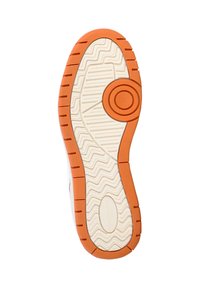 La semelle des chaussures présente une base en caoutchouc blanc texturé avec une touche d'orange et un détail circulaire, affichant un motif en vagues pour une meilleure adhérence.
