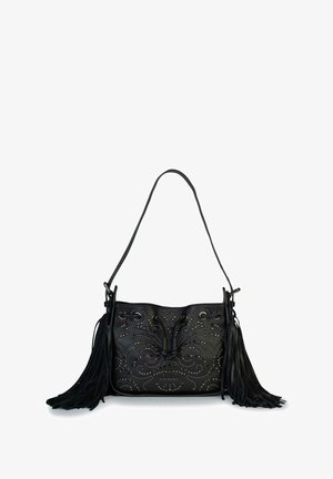 Geantă de mână din piele neagră cu ornamente intricate, închidere cu șnur și accente lungi cu franjuri pe laterale.