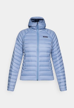 Lichtblauwe gewatteerde hooded jas met een rits aan de voorkant en het Patagonia-logo op de linkerbovenborst, weergegeven tegen een witte achtergrond.