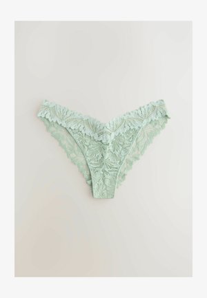 Thong de dantelă verde mentă cu margini ondulate și model floral. Textură moale și detalii complicate pe material.