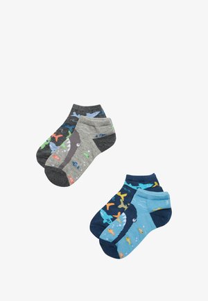 Conjunto de cuatro pares de calcetines para niños; grises con peces, azul oscuro con tiburones, azul claro con animales acuáticos, todos con patrones coloridos. Material de mezcla de algodón.