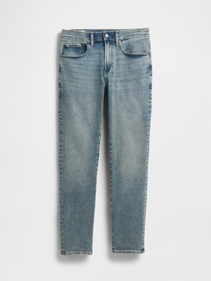 Jeans de denim azul claro com perna reta, design de cinco bolsos e fecho de botão de metal. Textura levemente desgastada com desbotamento.