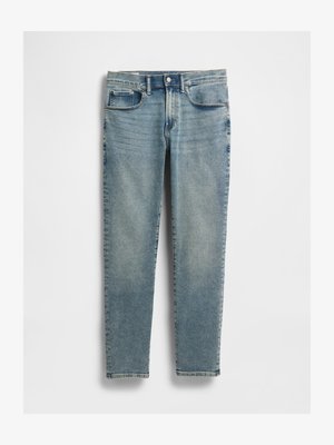 Jeans de denim azul claro com perna reta, design de cinco bolsos e fecho de botão de metal. Textura levemente desgastada com desbotamento.