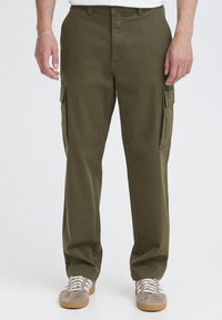 Oliivinvihreät suorat cargo-housut, joissa on sivutaskut ja napillinen napitus. Valmistettu kestävästä puuvillakankaasta.