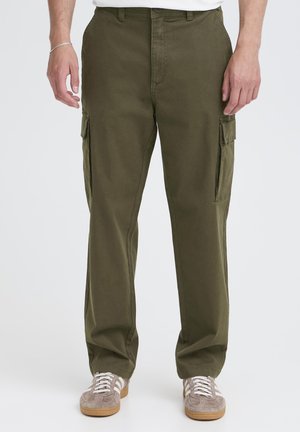 Alyvuogių žalios karo kelnės, tiesaus kirpimo, su šoniniais kišenėmis ir tvirtu užsegimu su saga. Pagamintos iš patvarios medvilninės medžiagos.