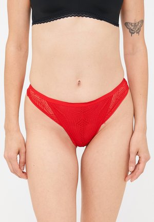 Rode kanten bikini-onderbroek met een patroonontwerp, voorzien van een gladde tailleband en uitsnijdingen aan de zijkanten.