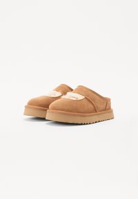Brune semskede slip-on sko med en myk pelsforing. Har en robust gummisåle med et rillestempel for bedre grep. Stilig og komfortabel design.
