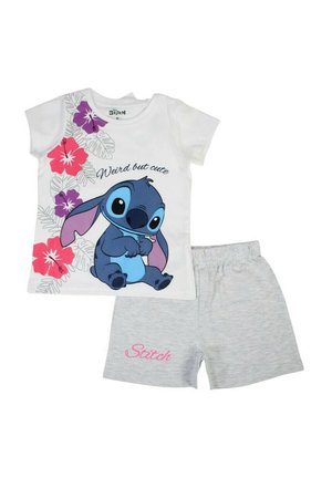 Tenue pour enfants comprenant un T-shirt blanc avec un motif de personnage bleu et des accents floraux, assorti à un short gris affichant le mot « Stitch ».