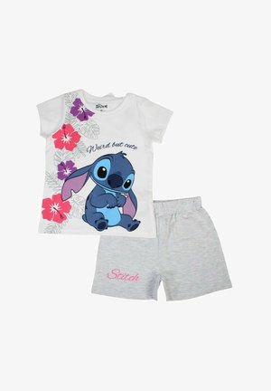 Tenue pour enfants comprenant un T-shirt blanc avec un motif de personnage bleu et des accents floraux, assorti à un short gris affichant le mot « Stitch ».