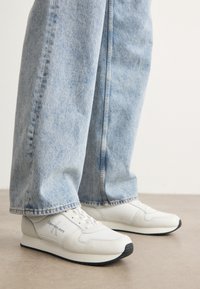 Seleccionado, bright white
