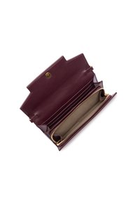 Portafoglio in pelle bordeaux con una texture liscia, dotato di diverse fessure per carte, un compartimento con zip e una chiusura a scatto.