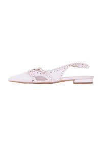 Zapato rosa de cuero con tacón estilo slingback, punta afilada, diseño recortado, acentos de tachuelas y un tacón bajo tipo bloque. Cuenta con dos correas ajustables.