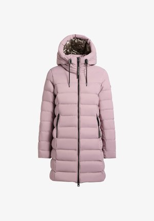 Chaqueta acolchada de color rosa claro con capucha, con un forro plateado, cremallera negra y bolsillos laterales; el diseño acolchado proporciona calidez y aislamiento.