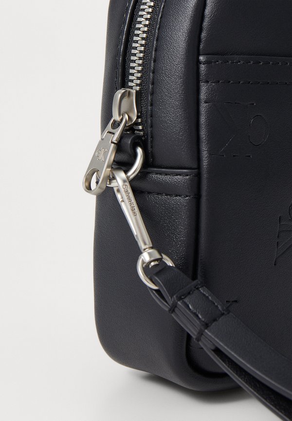 EMBOSS ZIP POUCH - Wash bag2