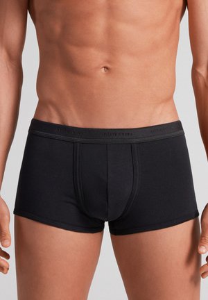 Schwarze Baumwollunterhose mit weichem Bund. Besitzt eine enganliegende Form und keine sichtbaren Muster oder Akzente. Glatte Textur und minimalistisches Design.