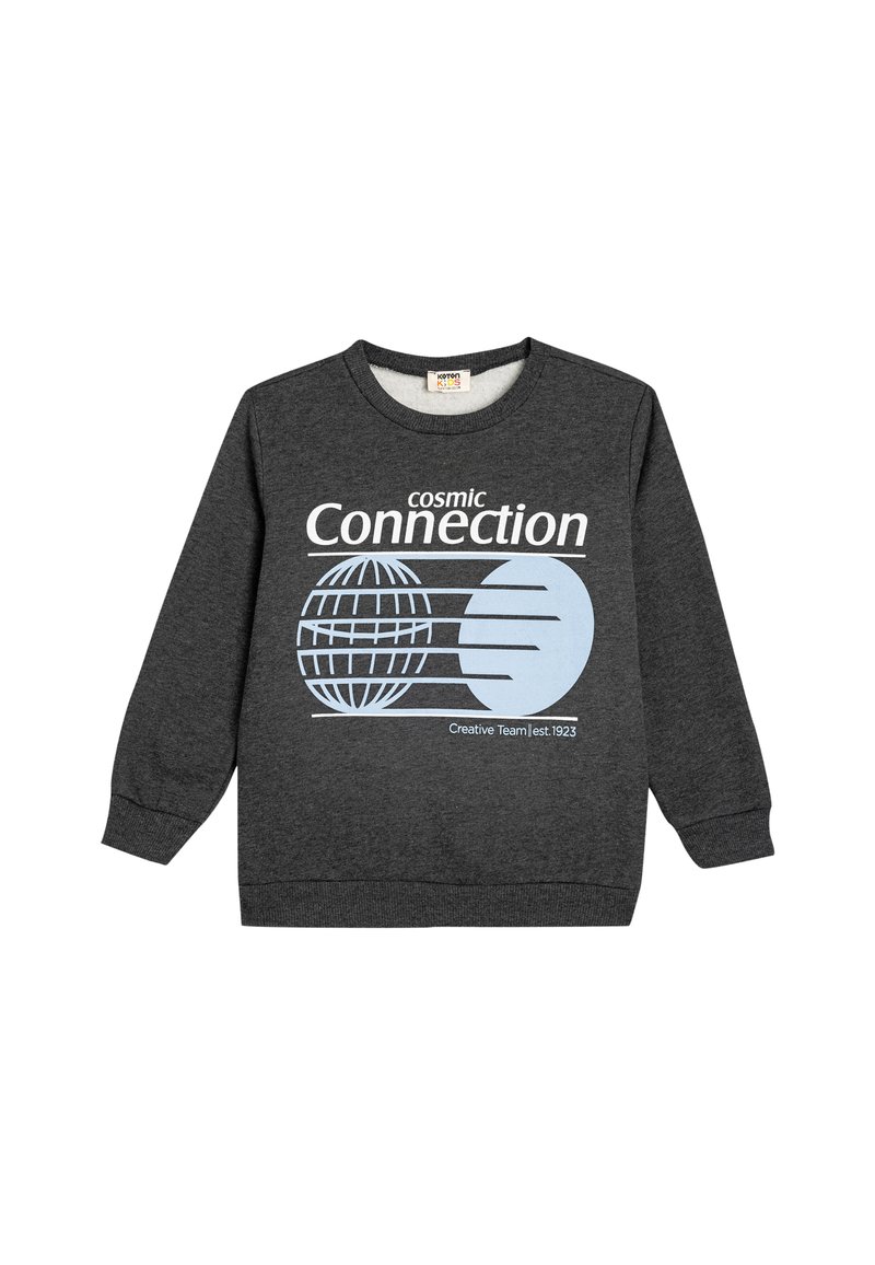 Szary sweatshirt z okrągłym dekoltem i długimi rękawami. Posiada niebieski nadruk graficzny przedstawiający glob oraz abstrakcyjne kształty. Wykonany z miękkiej tkaniny.