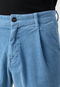 BOSS SHYNE - Nohavice chinos - open blue