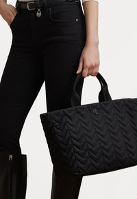 STEVIE QUILTED EXTRA LARGE STEVIE ZIP TOTE BAG - Geantă de pânză - black