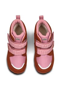 Bruine en roze kinderschoenen met klittenbandsluitingen, van suède en textielmateriaal, met een ronde neus, witte zoolsaccents en een trekhaak.