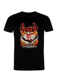 Černé tričko s červeným Hulkem, který zvedá pěsti, Iron Manem, který létá s repulsory, a Kapitánem Amerikou s štítem a křídly v akci.