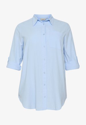 Cămașă button-up de culoare albastru deschis, realizată dintr-un material moale, având un buzunar pe piept, mâneci suflate și un tiv curbat.