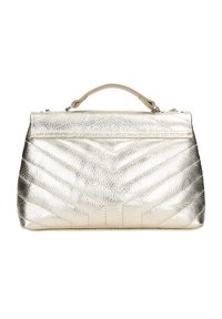 Borsa a mano in argento metallizzato con forma strutturata, caratterizzata da una superficie testurizzata e un motivo a chevron. Include una maniglia corta superiore e una chiusura a cerniera.